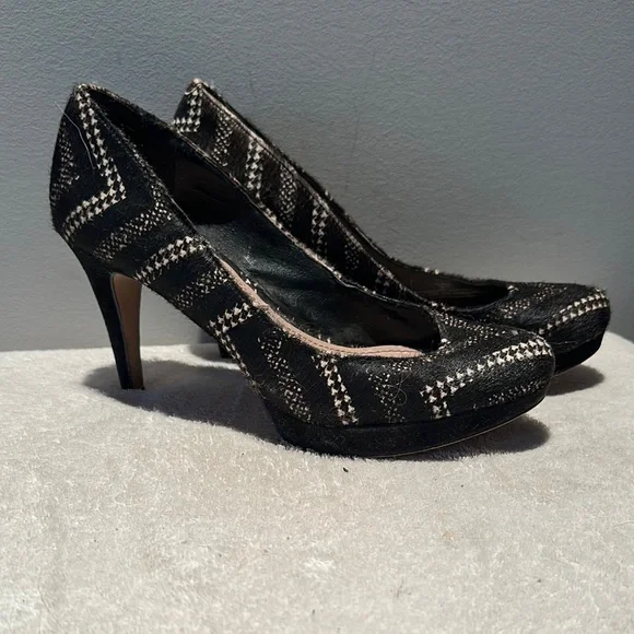 Elegant Black & Cream Women's Heels - Picture 2 of 4